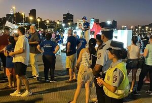Denuncian amedrentamiento de policías durante “volanteada” proselitista - Nacionales - ABC Color