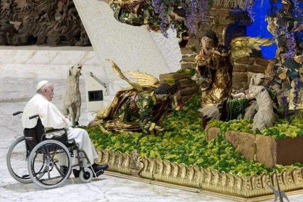 El Papa: «El belén recuerda una Navidad distinta a la consumista y comercial»