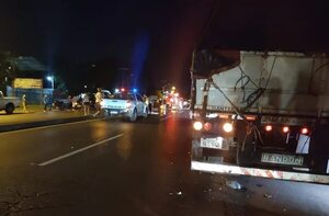 Motociclista muere sobre Acceso Sur luego de embestir contra camión de gran porte  - Policiales - ABC Color