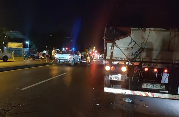 Motociclista muere sobre Acceso Sur luego de embestir contra camión de gran porte - Policiales - ABC Color