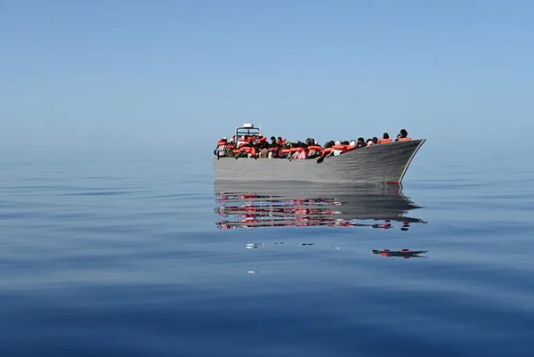 MSF salva a 74 personas en primer rescate tras su pulso con Gobierno de Italia - Mundo - ABC Color