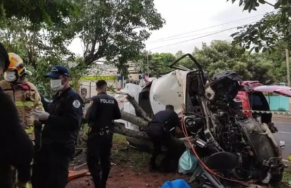 Joven muere tras chocar contra un árbol mientras huía de la Policía - Noticiero Paraguay