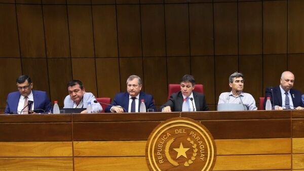 Fiscal general del Estado no debe estar afiliado, recalca Santa Cruz