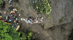 Un muerto y 31 personas atrapadas por alud en carretera de Colombia