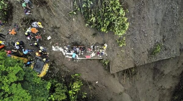 Un muerto y 31 personas atrapadas por alud en carretera de Colombia