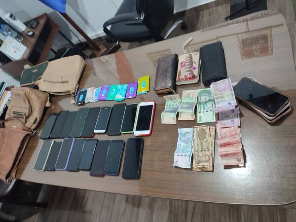Detienen a descuidistas y recuperan 21 celulares robados en Caacupé