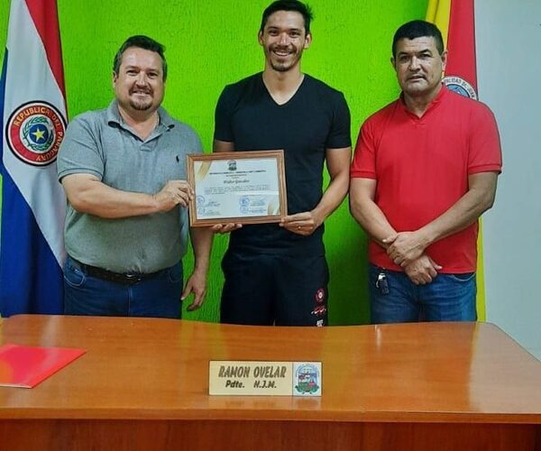 Declaran hijo dilecto a delantero campeón con Olimpia