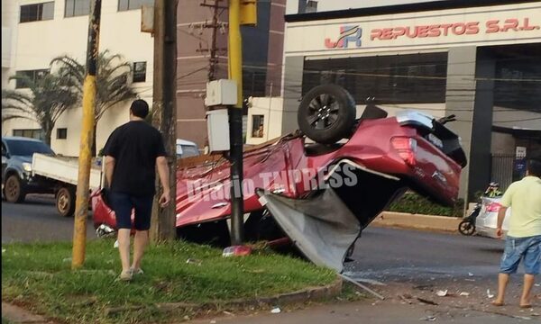 Mujer realiza maniobra instintiva para evitar arrollar a un indigente y termina causando brutal accidente – Diario TNPRESS