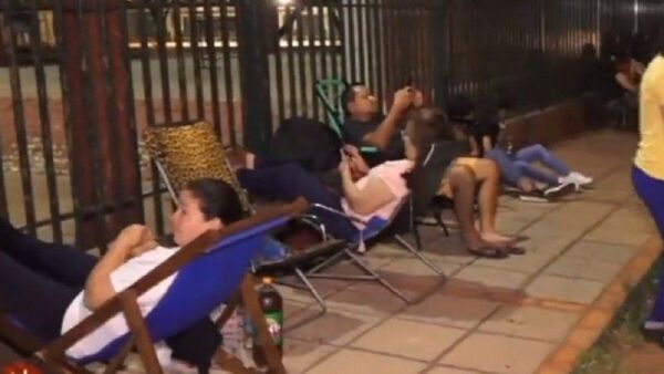 Padres acampan para asegurar cupos en colegio de Luque