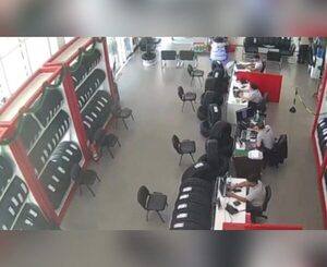 (VIDEO)Asaltantes hirieron a un guardia y cajero para llevarse 300 palos de un local comercial