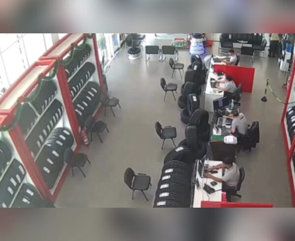 (VIDEO)Asaltantes hirieron a un guardia y cajero para llevarse 300 palos de un local comercial