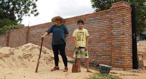 Una mujer se capacitó en el SNPP y construyó su propia muralla