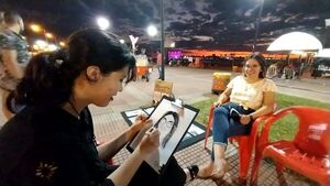 Dibujando por los sueños: Artista busca salir adelante ofertando sus caricaturas en la Costanera