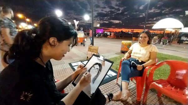 Dibujando por los sueños: Artista busca salir adelante ofertando sus caricaturas en la Costanera