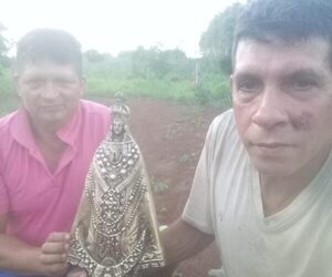 Mientras extraían barro, hallan imagen de la virgen