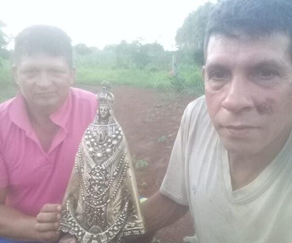 Mientras extraían barro, hallan imagen de la virgen