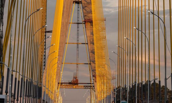 Realizan los primeros ensayos del sistema lumínico del Puente de la Integración