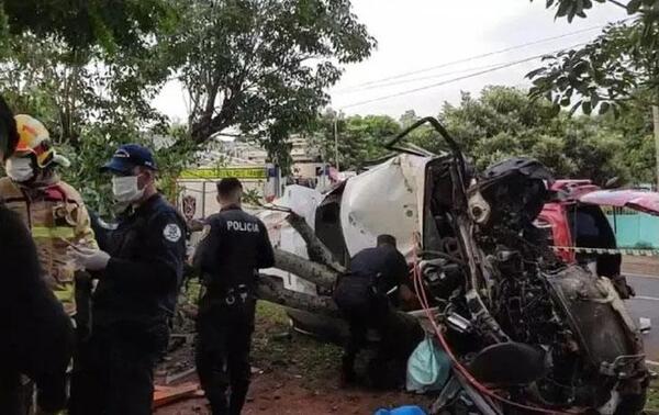 Joven muere tras chocar contra un árbol mientras huía de la Policía en Presidente Franco – Prensa 5
