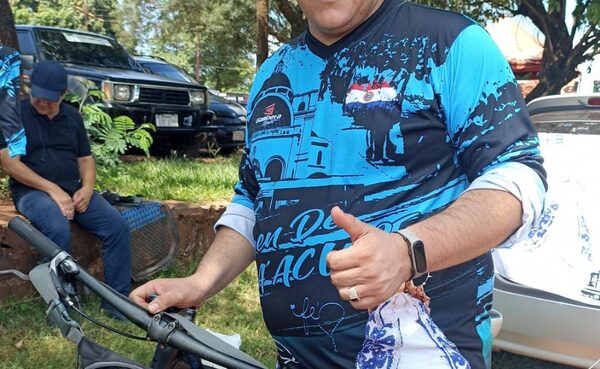 Viaja pedaleando para agradecer por la salud de su madre