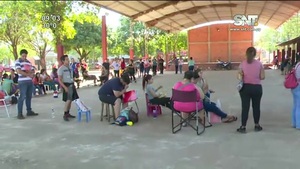 Acampan para inscribir a sus hijos en el colegio - SNT