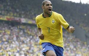 Ni un mes duró casado Adriano: He'i que fue al Mundial y luego ¡fue pillado!