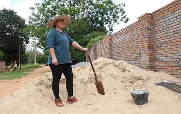 Mujer se capacita en construcción en el SNPP y levanta la muralla de su vivienda en Luque – Prensa 5