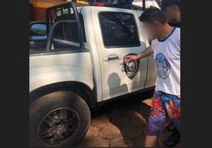 ¡Joven le rompió la cabeza a su propio padre con una lata de cerveza!