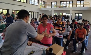 Más de 1.500 familias pescadoras de Ñeembucú recibieron bonos económicos para complementar kits alimentarios - .::Agencia IP::.