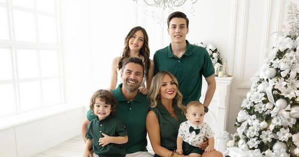 La Nación / Maga Páez compartió sus postales navideñas con la familia completa.