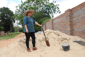 MUJER SE CAPACITA EN CONSTRUCCIÓN EN EL SNPP Y LEVANTA LA MURALLA DE SU VIVIENDA EN LUQUE