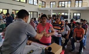 Entregan bonos económicos para complementar kits alimentarios a pescadores de Ñeembucú