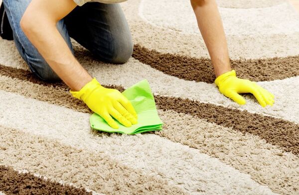 Trucos e ingredientes naturales para limpiar las alfombras en casa