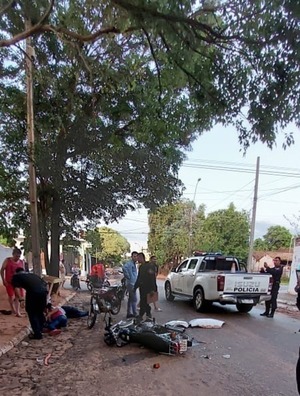Automovilista huye tras atropellar a motociclistas