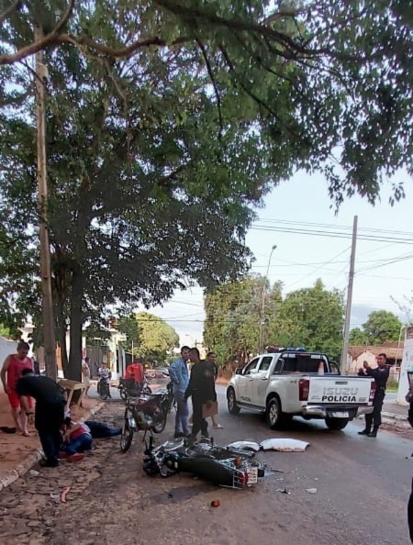 Automovilista huye tras atropellar a motociclistas