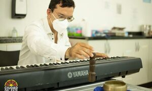 Artista venezolano José Agustín Sánchez alivia a pacientes con “vacuna musical”