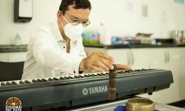 Artista venezolano José Agustín Sánchez alivia a pacientes con “vacuna musical”