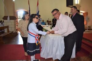 Alumna con discapacidad visual es la mejor egresada de su promoción de colegio en Acahay - Nacionales - ABC Color