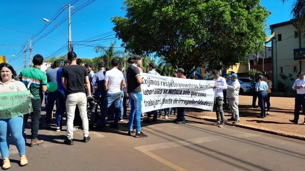 Funcionarios de Municipalidad de Cambyretá se declaran en huelga desde hoy - Nacionales - ABC Color