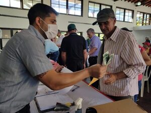 Familias pescadoras de Ñeembucú recibieron bonos económicos