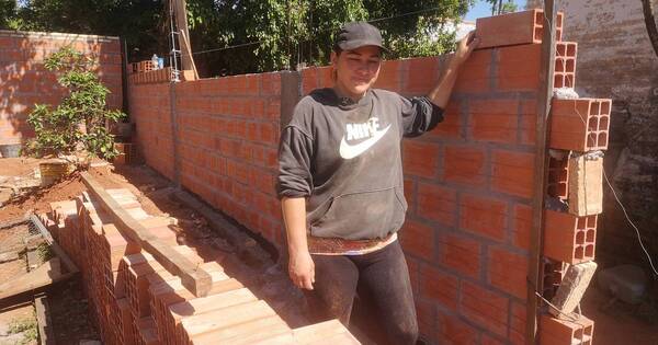 La Nación / Mujer rompiendo barreras: estudió construcción y está construyendo su propia muralla