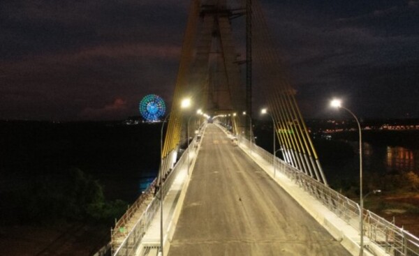 Primeros ensayos de luminarias del Puente de la Integración