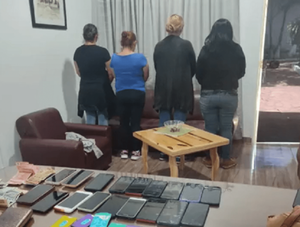 Detienen a cuatro supuestas descuidistas en Caacupé y recuperan 21 celulares · Radio Monumental 1080 AM