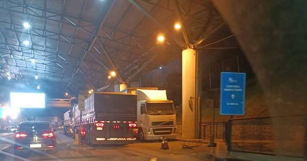 La Nación / Puente de la Amistad: piden prohibición de cruce de camiones en horario diurno