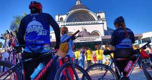 La Nación / Caacupé 2022: grupos de ciclistas llegaron hasta la Basílica para visitar y agradecer a la Virgen