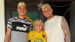 Jean Fernandes y su hermano sorprenden a su abuela con una camiseta de Cerro