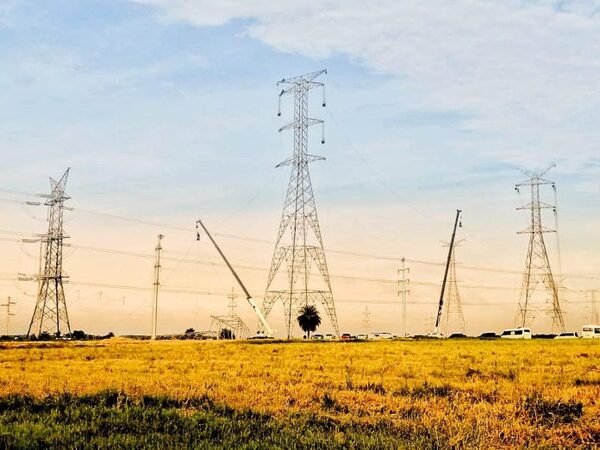 Levantan la última estructura metálica de las líneas de 500kV que interconectarán las subestaciones Itaipu e Yguazu - ADN Digital