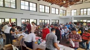 EBY entregó bonos a pescadores y pagó becas a 88 estudiantes - Economía - ABC Color