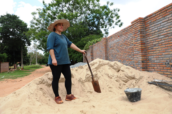 Luqueña se capacita en construcción y levanta muralla de su casa •