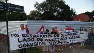 Vecinos en protesta continua contra obra para servicentro