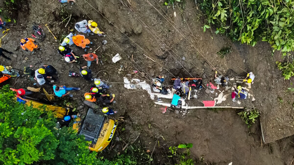 Diario HOY | Conmovedor rescate de una niña aferrada al cadáver de su madre en un bus sepultado